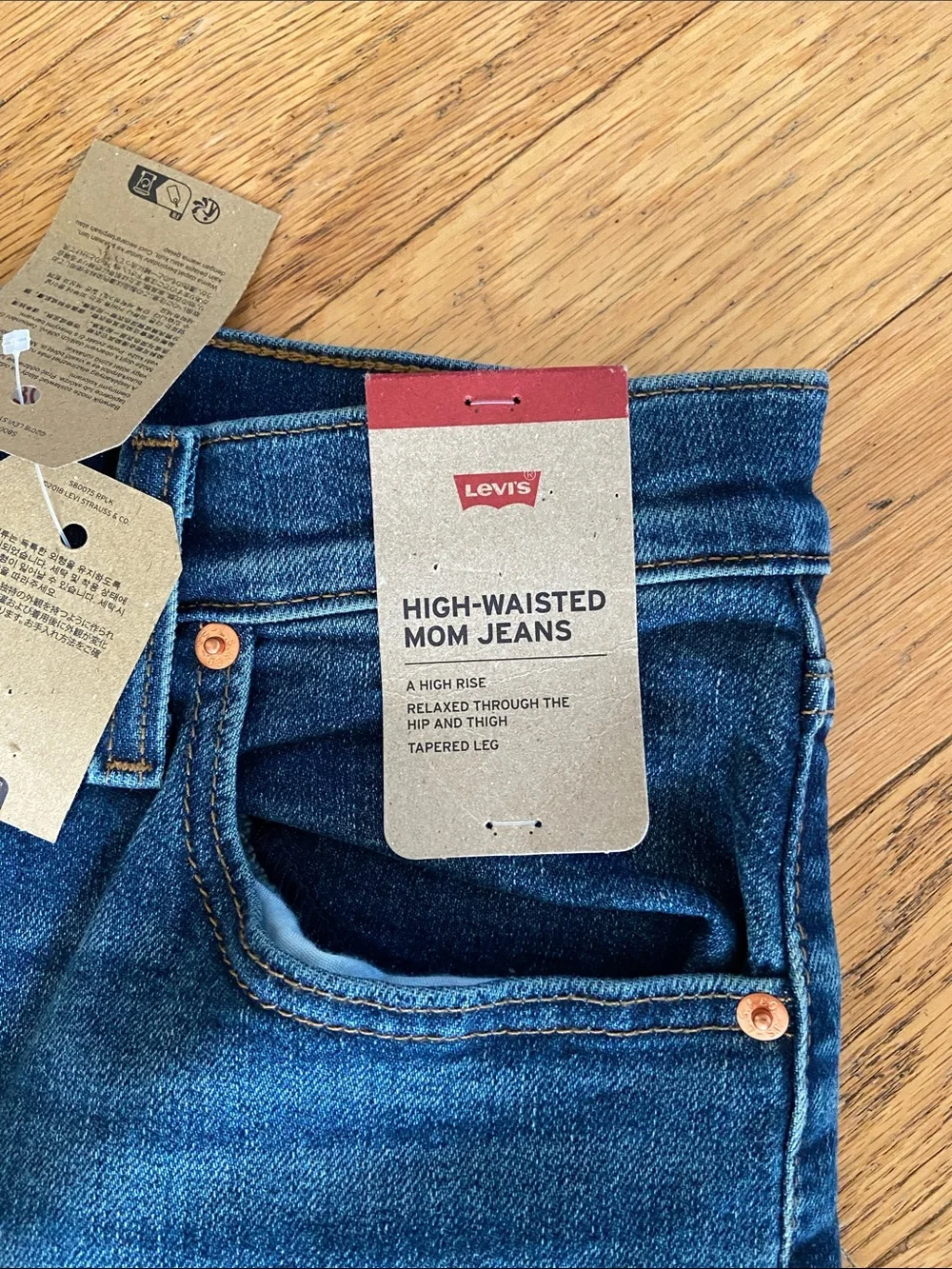 Levi’s high waisted mom jeans new 🆕
